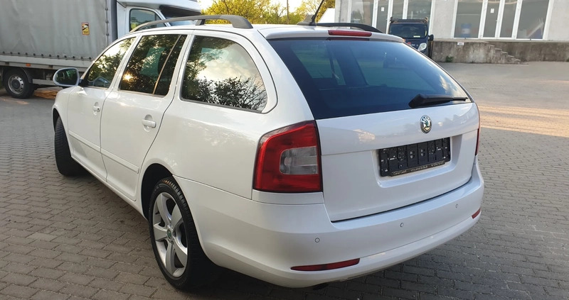 Skoda Octavia cena 23999 przebieg: 299900, rok produkcji 2012 z Elbląg małe 781